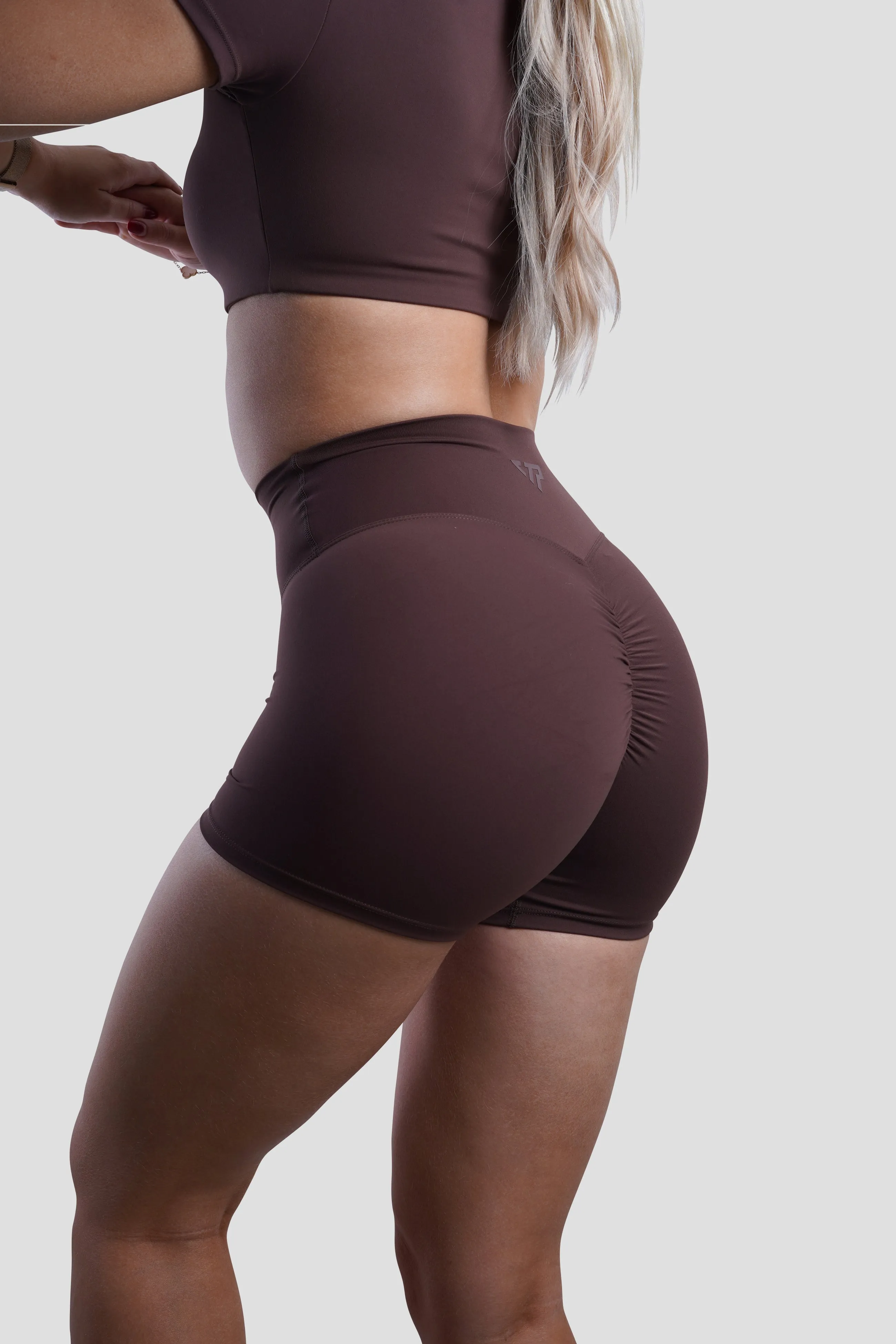 SLEEK SCRUNCH SHORTS -  ESPRESSO